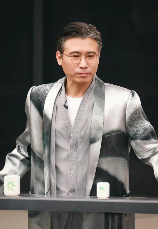 好股盛 李乃文综艺翻车现场，嘴硬喊道具香烟，50岁咋还像15岁叛逆？